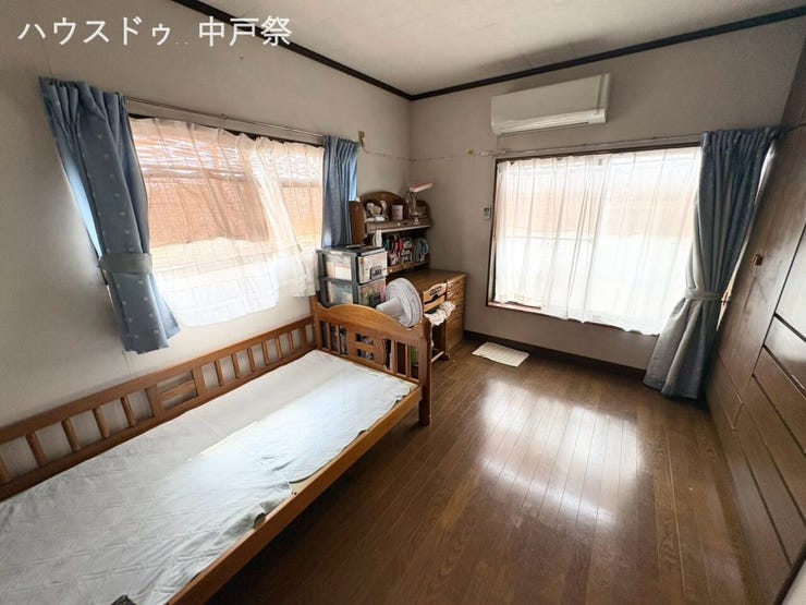 光に包まれる、やさしい洋室。
家族の時間を育む落ち着き空間。
使いやすく整った、心地よい一部屋。