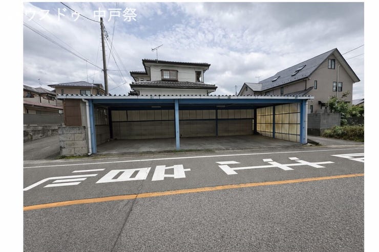 幅員8mのゆとりある公道に面した好立地。
車の出入りがしやすく、見通しも良好。
敷地内には 普通車4台がゆったり駐車可能 で、
来客時や複数台所有のご家庭でも安心です。