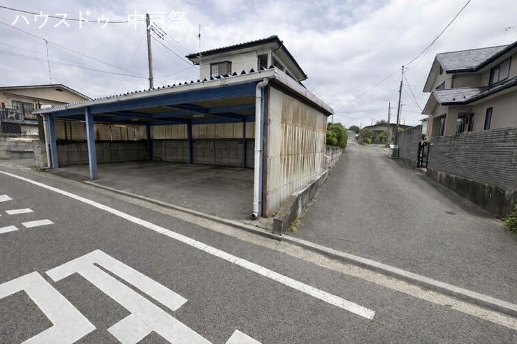 隣家との接面が少なく、
視線が合いにくい。
リビング配置の自由度が高い。