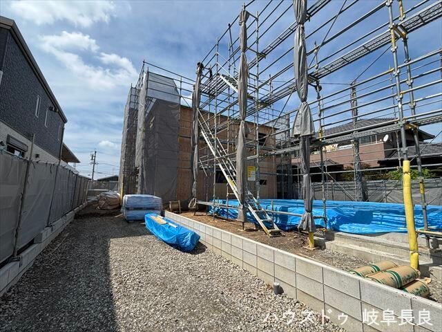上棟が無事完了し、住まいの姿が見えてきました。完成へ向けて工事は順調に進んでいます。