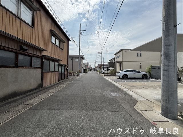 ≪東側南向き≫幅員約6mの前面道路です。道路幅が広いので、向かいの住宅とも距離があるため日当たりも確保しやすいです。