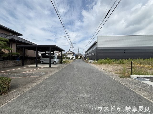 ≪東側北向き≫約6mの前面道路に面した開放感のある立地。見通しが良く、お車の出し入れもスムーズに行えます。