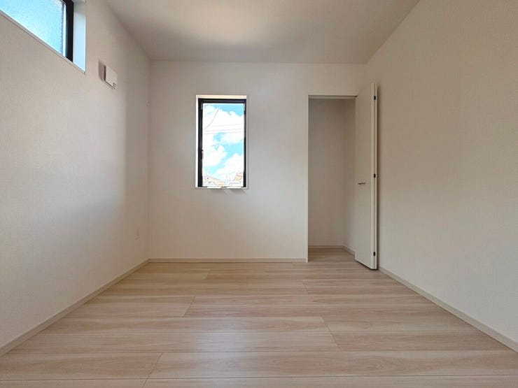 4.9帖の洋室。全居室に収納を完備しており、お部屋がすっきりまとまります!