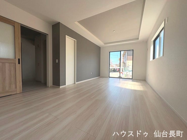 17.5帖のリビング。折上天井やアクセントクロスが魅力。長期優良住宅×住宅性能評価で安心!