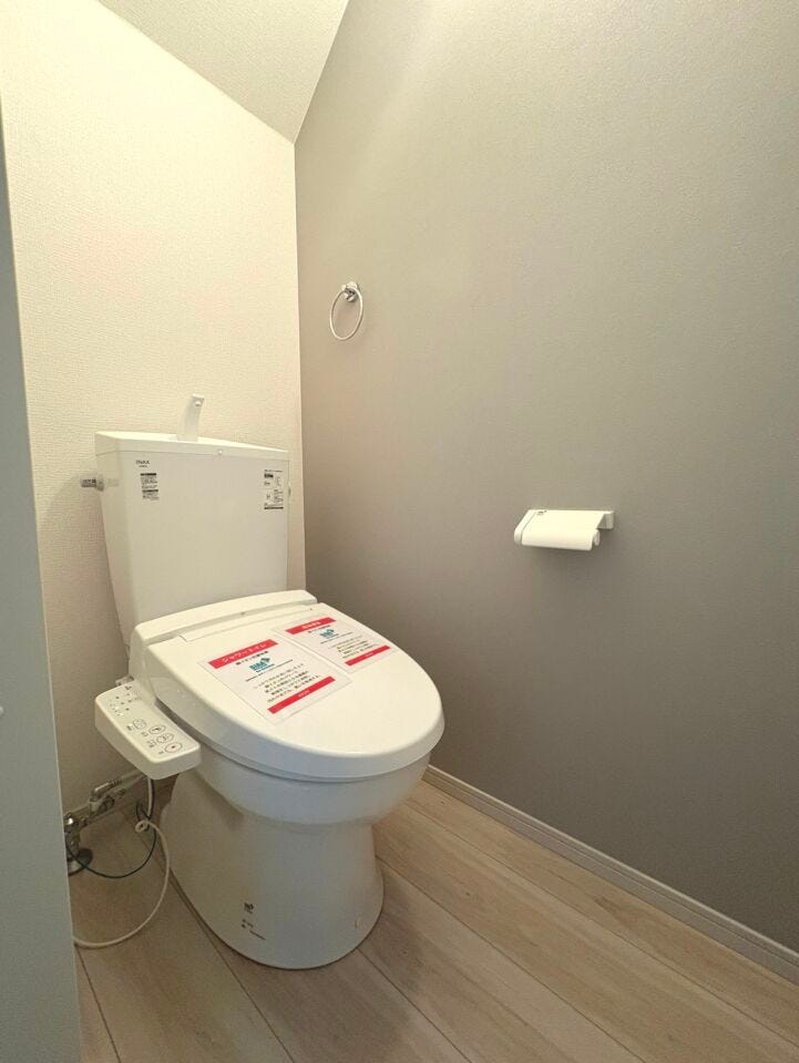 温水洗浄便座付トイレ。各階トイレで混雑時も安心です。
