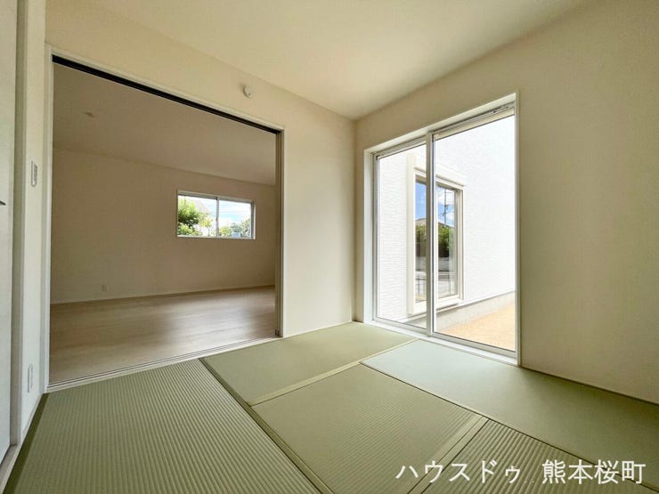 ■1階4.5帖和室■ゲストをもてなし、昼寝や家事にも使える、畳のぬくもりが心地よい多目的万能スペース。