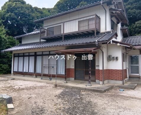 【外観】
近隣にはスーパーがあり日用品の買い物など不自由なく行けます。ご飯の買い出し等も行きやすいので安心な立地です。