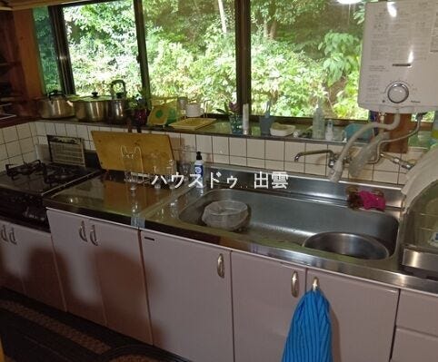 キッチンは収納があり小物から鍋類まで大小問わず、適材適所の収納を実現。出し入れもとてもスムーズです。