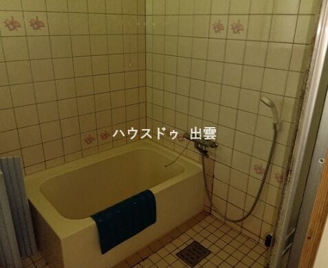 一日の疲れをゆっくり癒せる、落ち着いた雰囲気の浴室。窓付きのため湿気がこもりにくく、清潔感を保ちやすい空間です。
