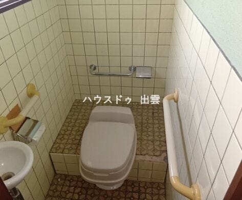 やさしい色合いの内装でまとめられたトイレは、毎日気持ちよく使える空間。窓があることで自然光が入り、昼間は明るく換気もしやすい設計です。