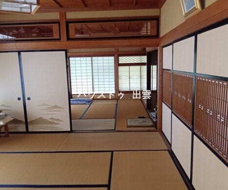 和室だと足をのばして寛ぐことができ、客間やお子様の遊び場など幅広い用途で利用できます。畳の上でそのまま寝ても体が痛くないのでお子様がそのまま寝てしまっても安心です。