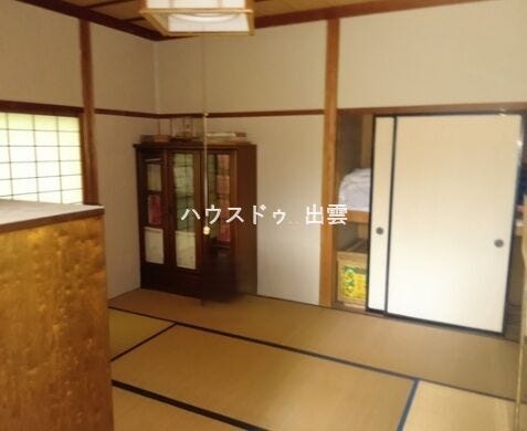 畳のやさしい香りと落ち着いた雰囲気が魅力の和室。広さにゆとりがあり客間としてはもちろん、くつろぎスペースやお昼寝にも使いやすい一室です。