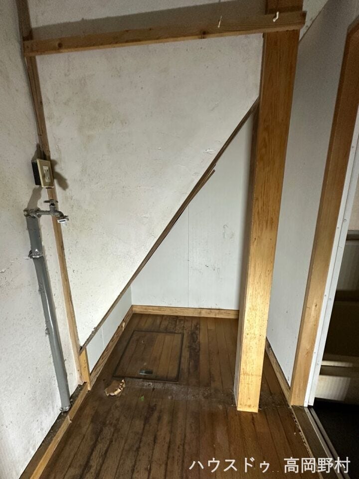 *階段下収納*
階段下のスペースも収納などに活用できます。限られた空間を有効に使える住まいです。