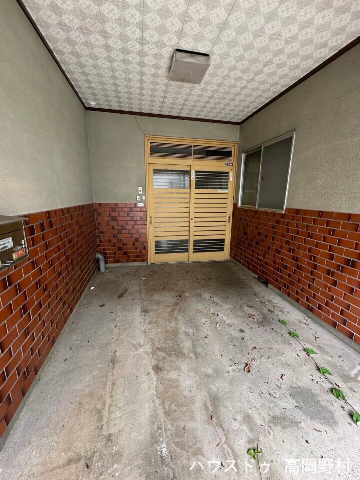 *駐車場*
屋根付きの駐車スペース。雨や雪の日の乗り降りにも配慮されたつくりです。
