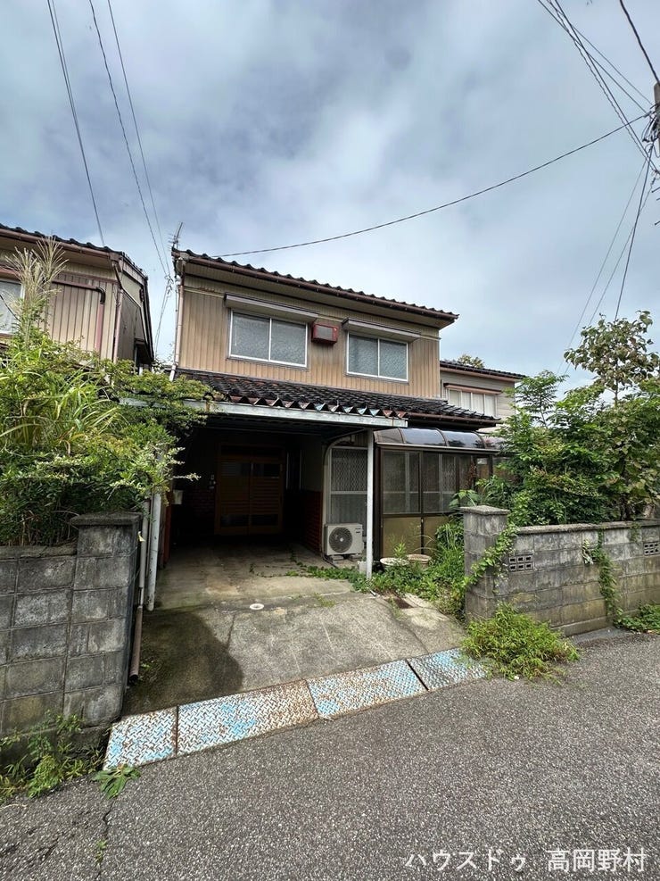 【外観】
*外観*
道路側から見た外観です。建物前には駐車スペースが設けられています。
