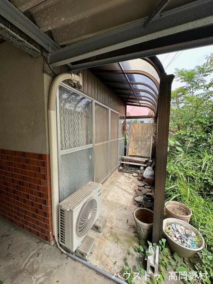 *物干し*
建物脇には屋根付きのスペースがあります。洗濯物干しやちょっとした作業スペースなど、工夫次第で活用できそうです。