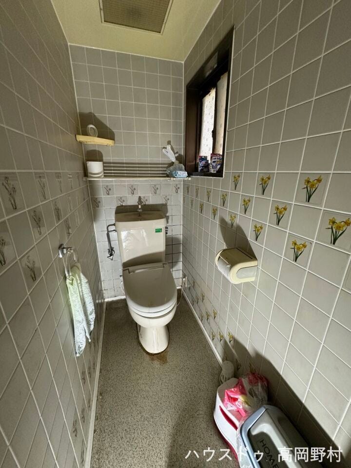 *トイレ*
窓付きで換気もしやすいトイレ。現況を写真でご確認いただけます。