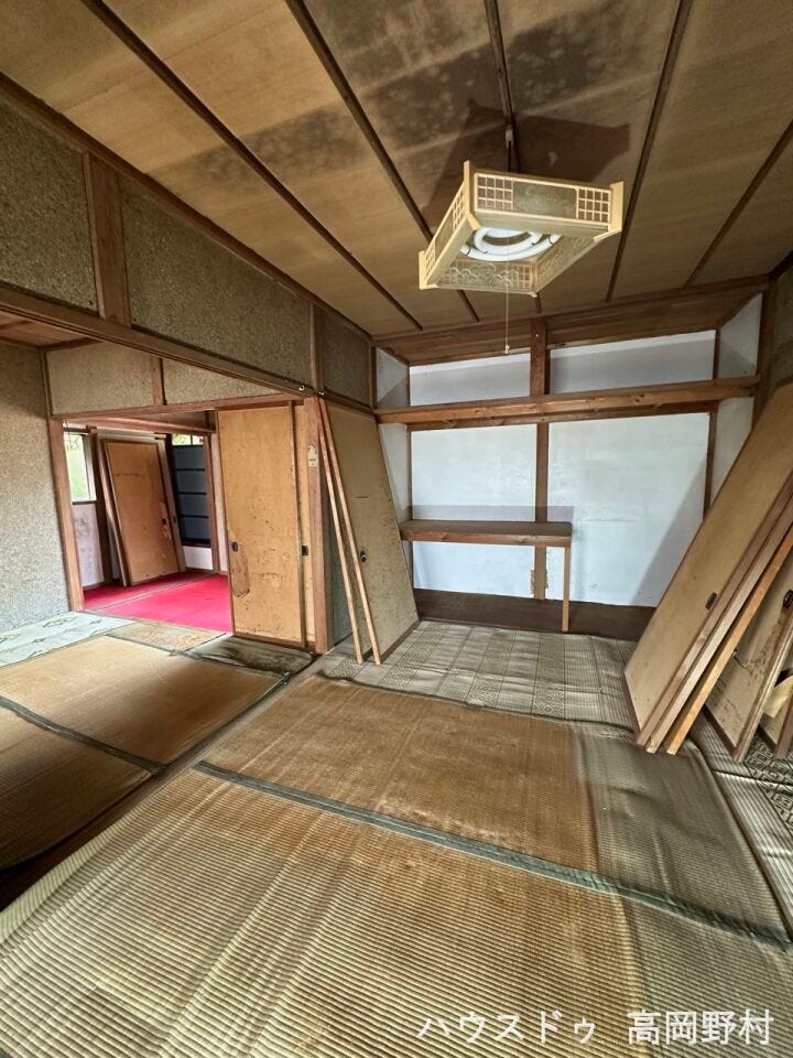 *和室*
落ち着いた雰囲気の和室。続き間として広く使うこともでき、ご家族の団らんや客間など用途に合わせて活用できます。