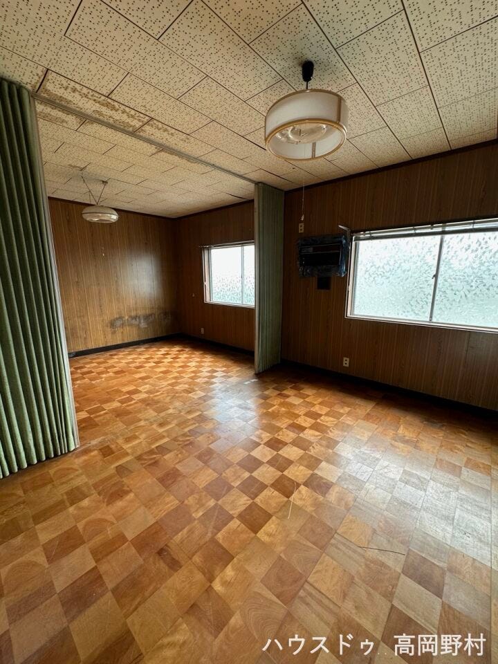 *洋室*
窓から自然光が入る洋室。家具の配置もしやすいシンプルな形のお部屋です。