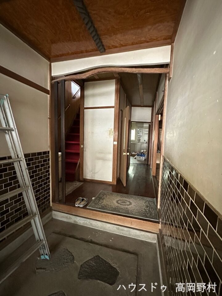 *廊下*
キッチンへとつながる廊下部分。各居室や水回りをつなぐ昔ながらの住まいらしい間取りです。