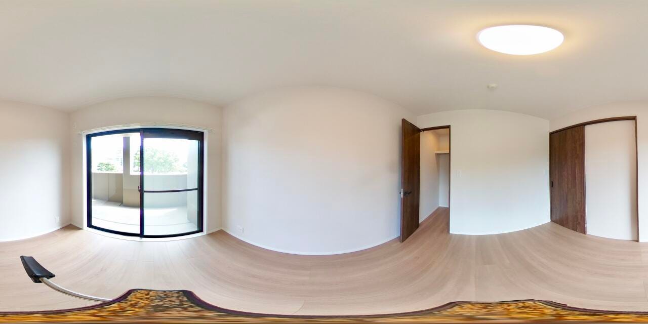 バルコニーと繋がるお部屋ですのでお布団などの大きな洗濯物もそのまま干してフカフカに♪