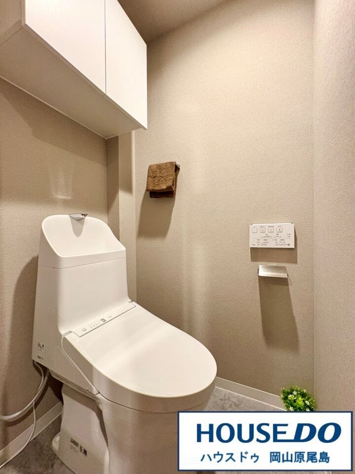 トイレは清潔感のある温水洗浄便座です。