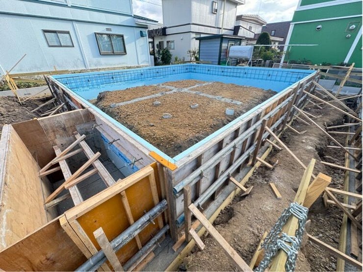 【外観】
《外観写真》
現在建築中!2026年11月下旬完成予定です。完成済の類似物件をモデルハウスとしてご見学頂けます。ご質問、ご要望がございましたらお気軽にご連絡下さい■TEL:011-215-0790