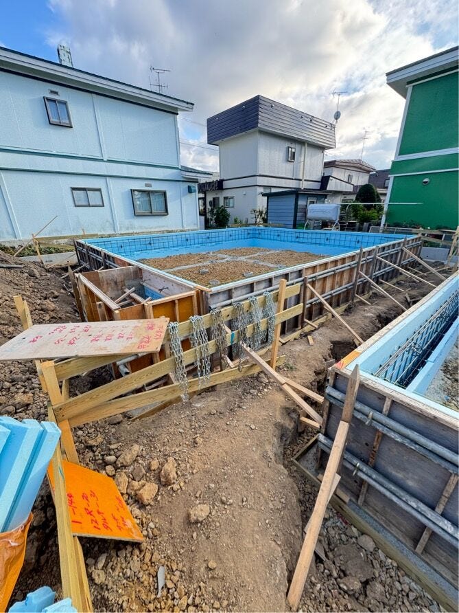 《外観写真》
前面道路を含む現地の様子。