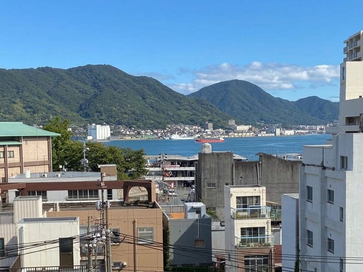 お部屋からの眺望、先ほどより少し引いた視線での景色です♪カモンワーフや海を挟んだ対岸の門司の景色が見えます♪