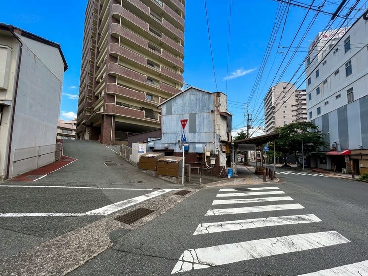 マンションに繋がる道路です♪