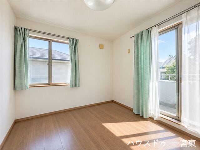 ≪2階南東側≫
※居住中につき室内を CG にて物消しをしたものです。
広さ・明るさ・使いやすさが揃った洋室。毎日を快適に過ごせる、バランスの良い空間です。