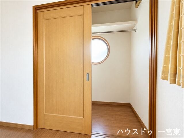 ≪2階北東側洋室≫
※居住中につき室内を CG にて物消しをしたものです。
ハンガーパイプや枕棚があらかじめついているので、サッと片づける事が出来ます!