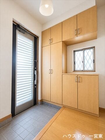 ※居住中につき室内を CG にて物消しをしたものです。
採光を考え抜いて造られた玄関は「行き」も「帰り」も優しく家族を送り出し出迎えます。