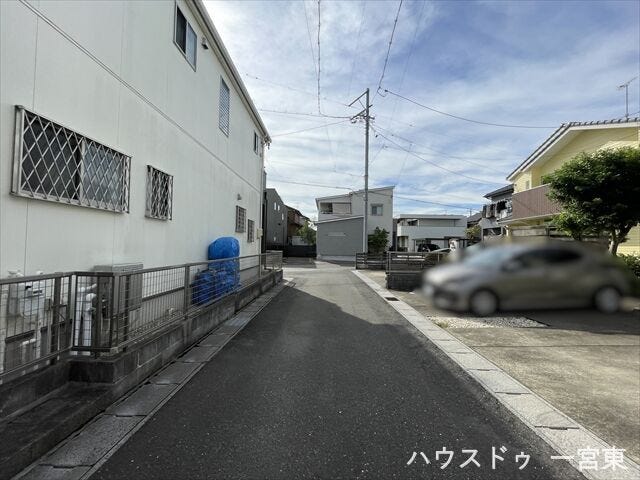 ≪北側西向き 幅約4.0m≫
普通車が1台通れる幅となります。大型車の通行が少ないので、振動や騒音が抑えられます。