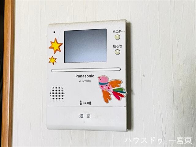 ≪モニター付きインターホン≫
インターホンにモニターが付いているので、玄関まで行かずに来客の対応が出来ます。