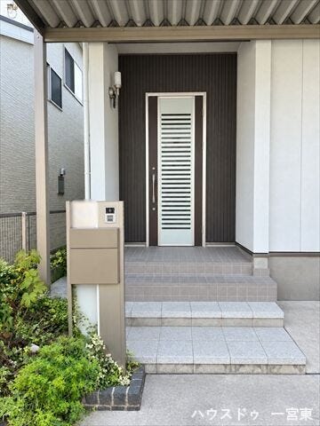 ≪外玄関≫
※居住中につき CG にて物消しをしたものです。
外観との統一感が感じられる、玄関アプローチ。