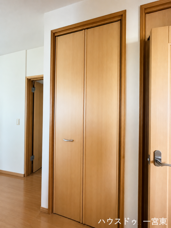 ≪キッチン横≫
※居住中につき CG にて物消しをしたものです。
キッチン横には収納スペースがあり、ストック品などたくさん収納可能◎キッチンもすっきりとお使いいただけます。