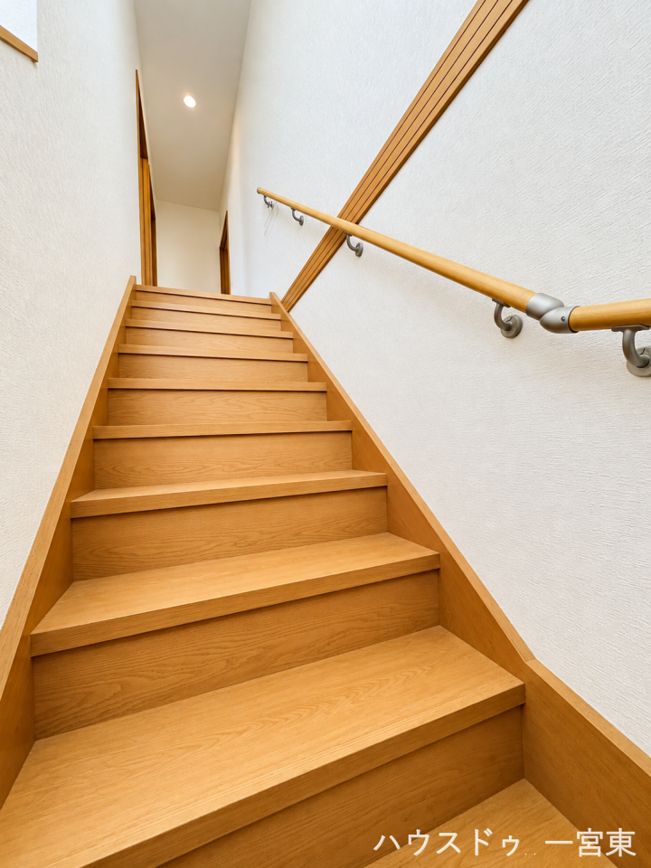 ≪階段≫
※居住中につき CG にて物消しをしたものです。
木目を活かした温かみのある階段。シンプルで落ち着きのある空間です。