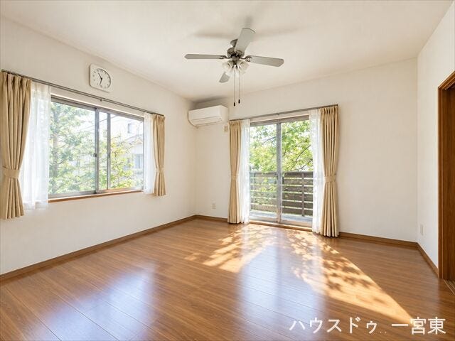 ※居住中につき室内を CG にて物消しをしたものです。
大きな窓から陽射しが差し込む明るいリビング。シーリングファンが付いた心地よい空間でゆったりとお過ごしいただけます。