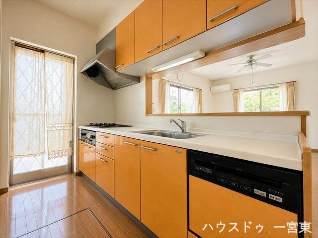 ※居住中につき室内を CG にて物消しをしたものです。
人気のカウンターキッチン。家族の団らんの中でお料理が楽しめます。