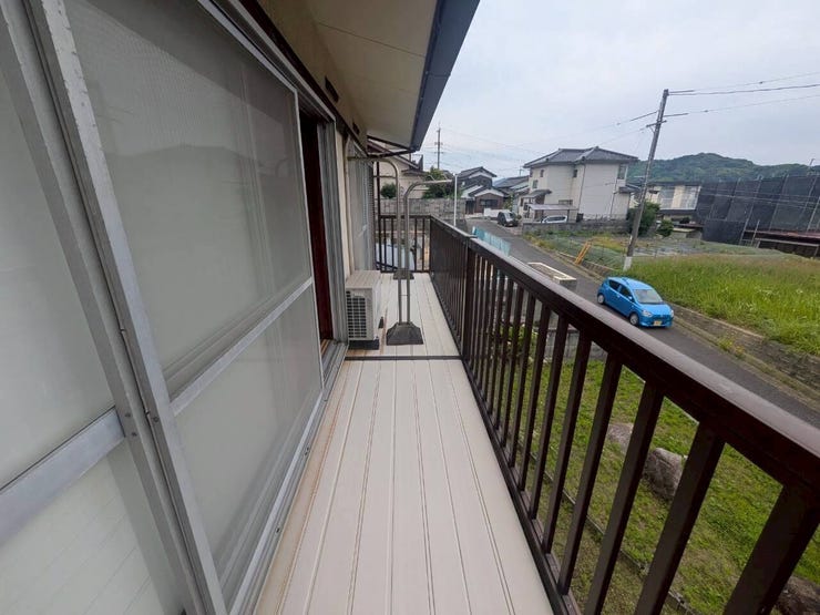 2階バルコニーからのすっきりとした眺望!周囲に高い建物がなく、心地よい開放感が広がります!