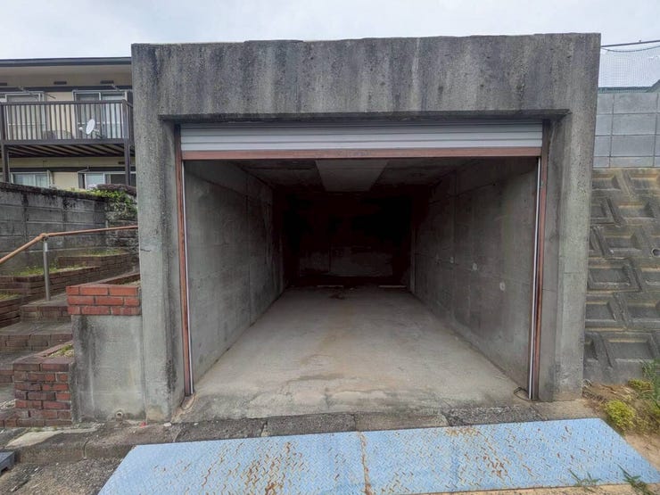 堀込車庫
愛車を雨風から守る堀車庫付きです!1台分のスペースがあり、大切なマイカーを紫外線による劣化からも防いでくれます!