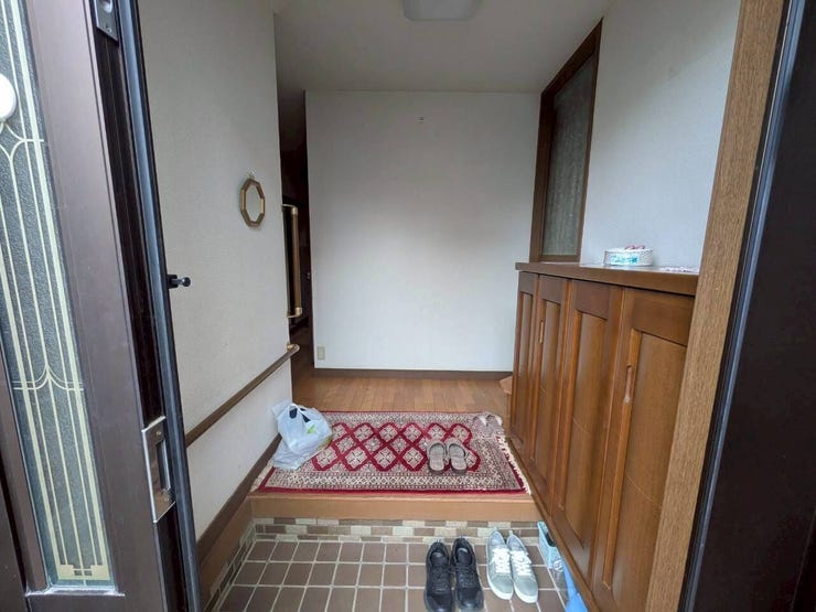 木の温もりを感じる落ち着いた玄関ホール!家族やゲストを心地よく迎えてくれる空間です!