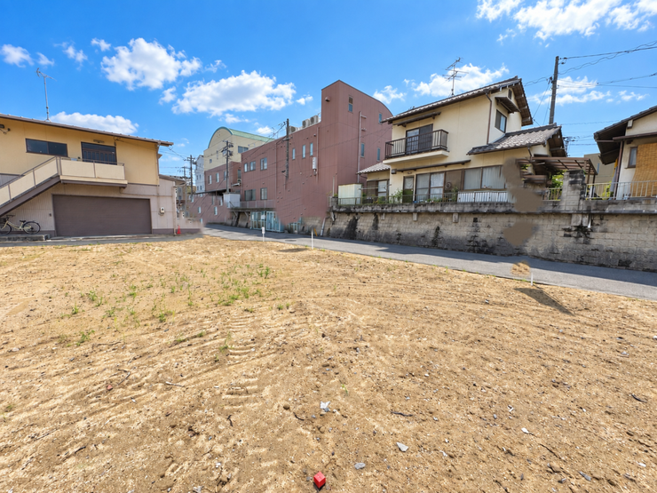 前面道路も広く車の出入りも便利です。