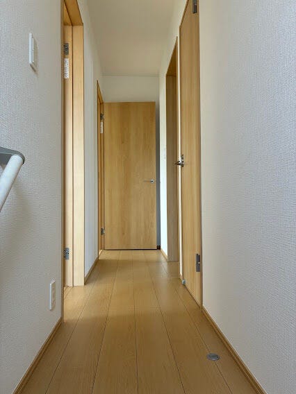 住まい全体の雰囲気にマッチする、すっきりとした美しい廊下です