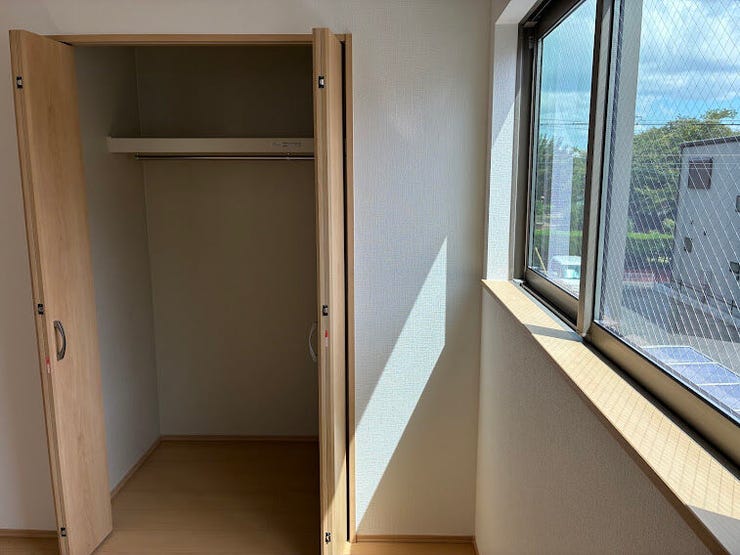 2階6帖西側の洋室です、洋服や学校の道具、おもちゃなどをしっかりしまえて部屋を広く使えます。