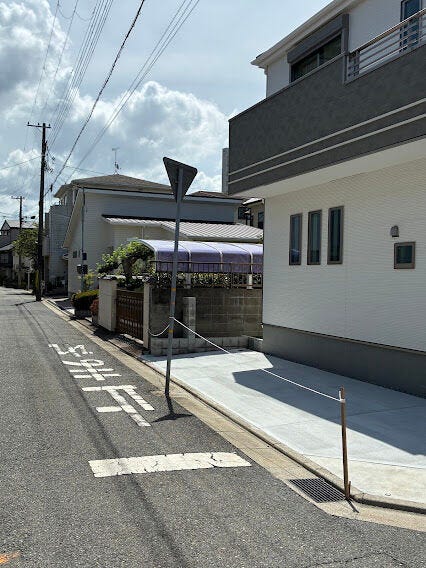 前面道路です