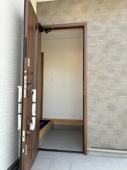 毎日の出入りやお客様のお出迎えを温かく演出します