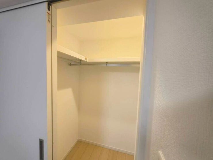 【WIC】広々としたウォークインクローゼットで、衣類や小物をすっきり収納できます。