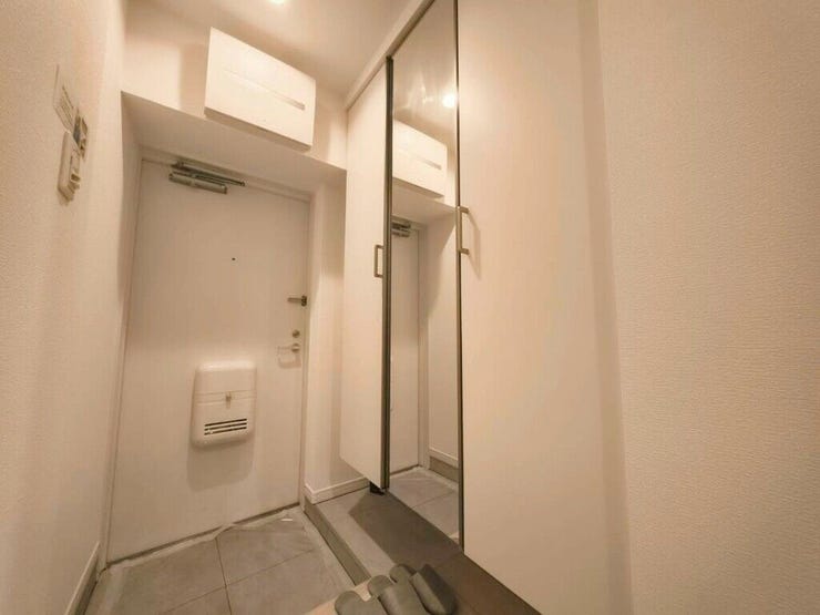 【Entrance】シューズボックス完備の玄関で、靴や小物もスッキリ収納できます。